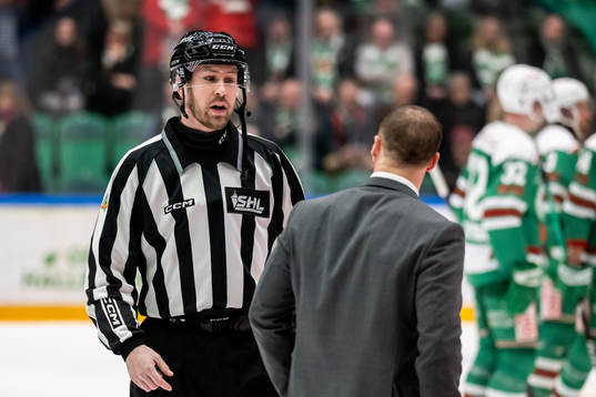 Rögles tränare Cam Abbott i samtal med  linjedomare Peter