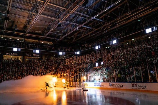 Rögles spelare gör entré