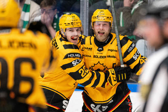 Skellefteås Jonathan Johnsson och Oscar Möller jublar