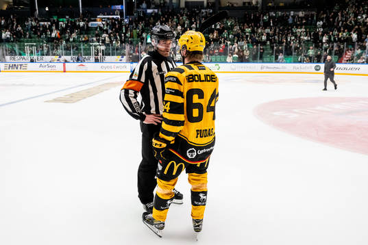 Skellefteås Jonathan Pudas och domare Daniel Eriksson
