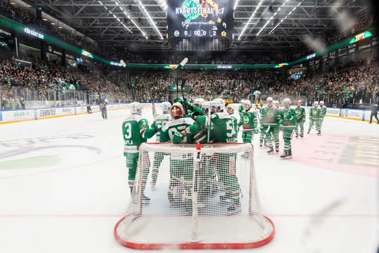 Rögles spelare jublar med målvakt Christoffer Rifalk