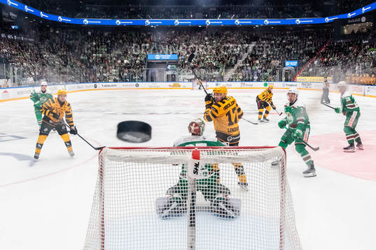 Skellefteås Pär Lindholm oroar framför Rögles målvakt