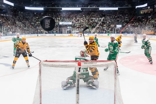 Skellefteås Pär Lindholm oroar framför Rögles målvakt