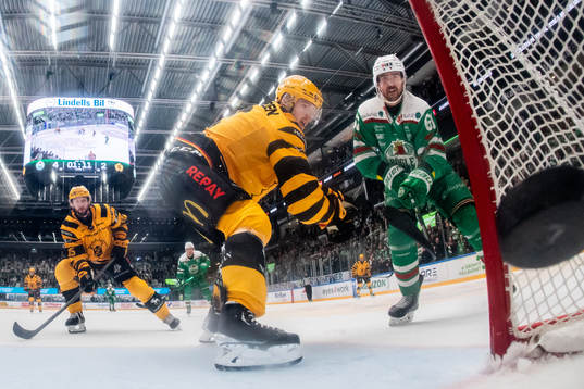 Rögles Ludvig Larsson gör 5-2 målet