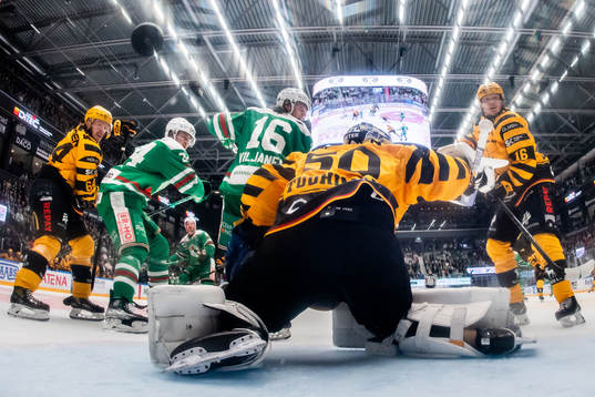 Rögles Linus Sandin gör 3-2 målet bakom Skellefteås