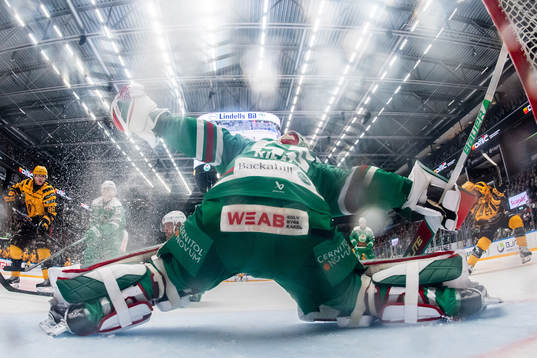 Rögles målvakt Christoffer Rifalk sträcker ut när