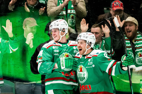 Rögles Adam Edström och Linus Sandin jublar