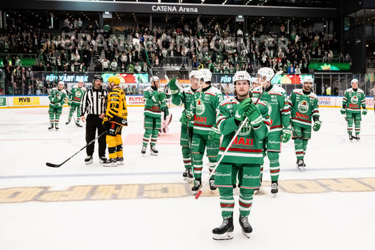 Rögles Valtteri Viljanen tackar publiken