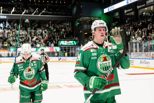 Rögles Adam Edström tackar publiken
