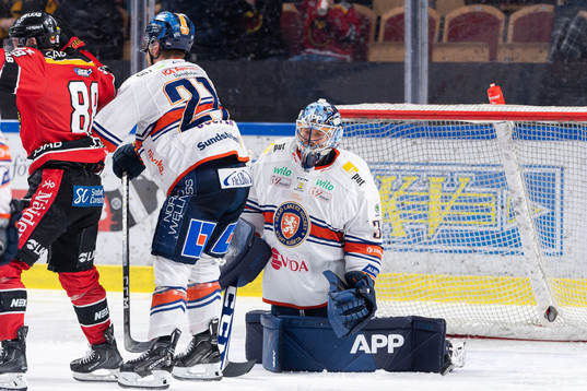 Luleås Brendan Shinnimin, ej i bild, gör 1-0 bakom