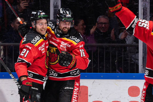 Luleås Juhani Tyrväinen och Niklas Olausson jublar
