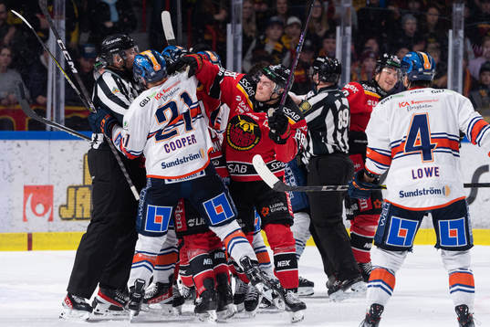 Bråk mellan Växjös Brian Cooper och Luleås Joonas Rask