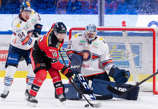 Luleås Einar Emanuelsson oroar framför Växjös Joel