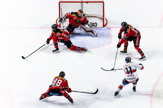 Växjös Kalle Kossila gör 1-1 bakom Luleås målvakt Joel