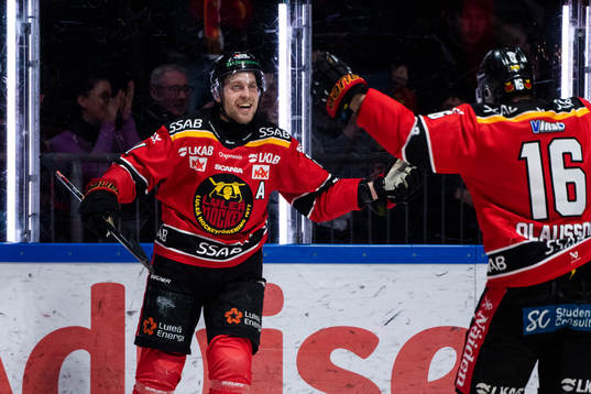 Luleås Juhani Tyrväinen jublar