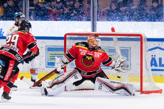 Växjös Kalle Kossila, ej i bild, gör 2-2 bakom Luleås
