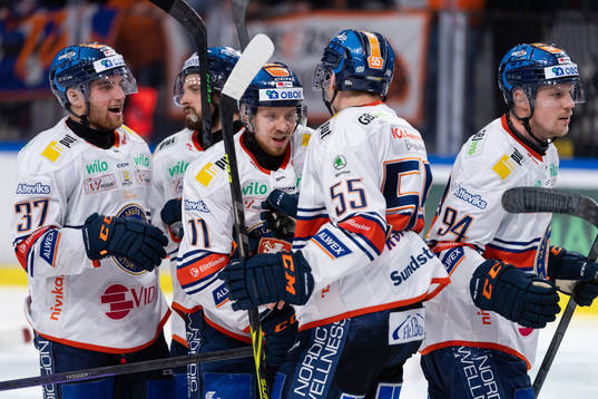 Växjös Kalle Kossila jublar