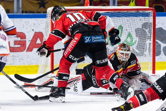 Luleås Einar Emanuelsson och målvakt Joel Lassinantti