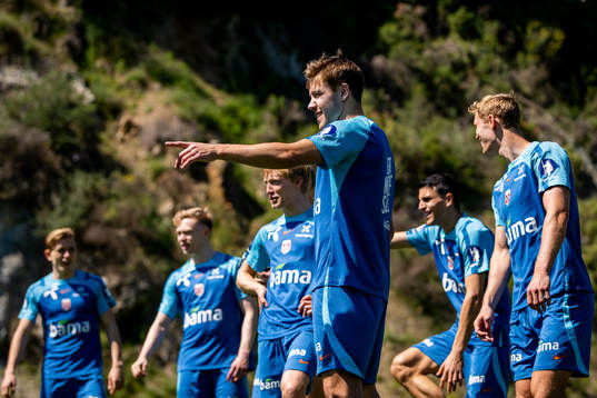 Fredrik André Bjørkan and players of the Norwegian