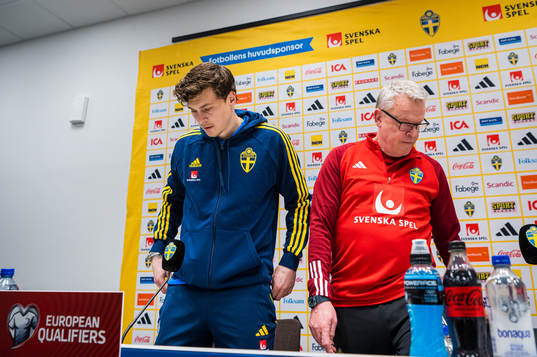 Head coach Janne Andersson and Victor Nilsson Lindelöf of