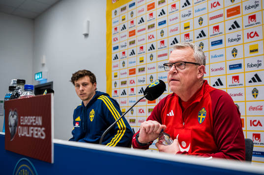 Head coach Janne Andersson and Victor Nilsson Lindelöf of