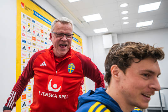 Head coach Janne Andersson and Victor Nilsson Lindelöf of