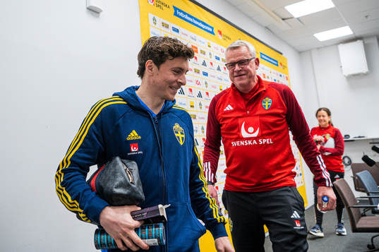 Head coach Janne Andersson and Victor Nilsson Lindelöf of
