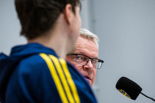 Head coach Janne Andersson and Victor Nilsson Lindelöf of