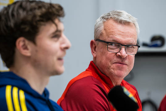 Head coach Janne Andersson and Victor Nilsson Lindelöf of