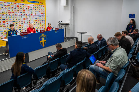 Head coach Janne Andersson and Victor Nilsson Lindelöf of