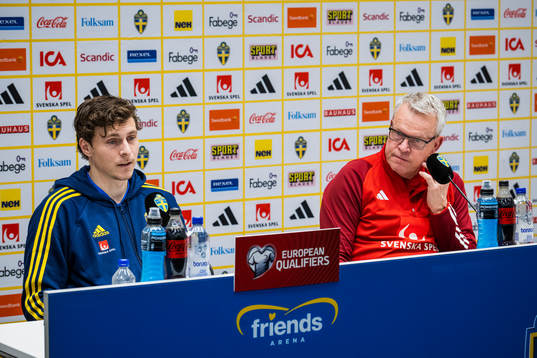 Head coach Janne Andersson and Victor Nilsson Lindelöf of