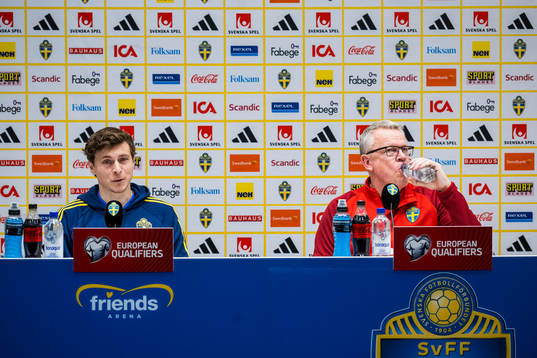 Head coach Janne Andersson and Victor Nilsson Lindelöf of