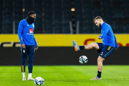 Jesper Karlström and Anthony Elanga of the Swedish