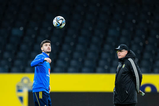 Edvin Kurtulus and Head coach Janne Andersson of the