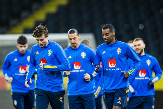 Victor Nilsson Lindelöf and Alexander Isak of the Swedish