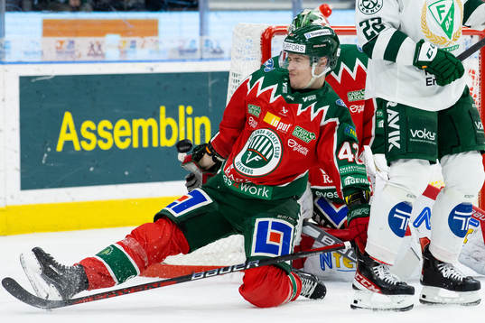 Frölundas Tom Nilsson täcker skott framför sin målvakt