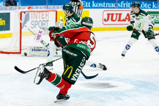 Frölundas Filip Johansson skjuter 2-0 i mål bakom
