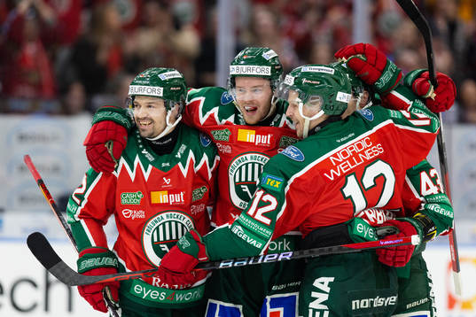 Frölundas Filip Johansson jublar med lagkamrater