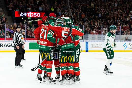 Frölundas Mats Rosseli Olsen jublar med lagkamrater