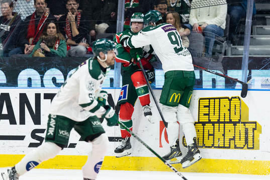 Färjestads Eric Engstrand tacklar Frölundas Filip Hasa