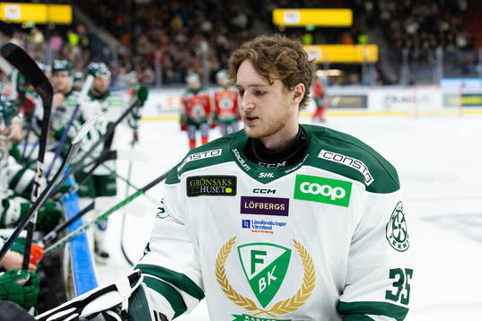 Färjestads målvakt Dennis Hildeby byts in