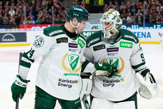 Färjestads Victor Ejdsell pratar med målvakt Matthew