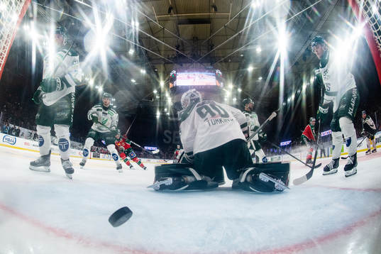 Frölundas Filip Hasa skjuter 5-0 i mål bakom Färjestads