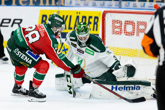Färjestads målvakt Dennis Hildeby räddar en straff