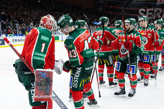 Frölundas målvakt Lars Johansson jublar ihop med Tom