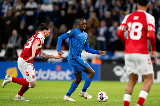 Pierre-Emile Højbjerg of Denmark and Glen Kamara of Finland