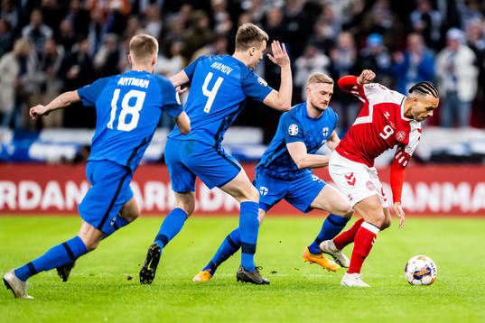 Martin Braithwaite of Denmark against Oliver Antman, Robert
