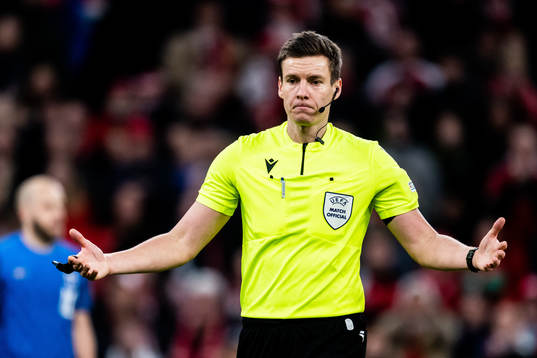 Referee Daniel Siebert