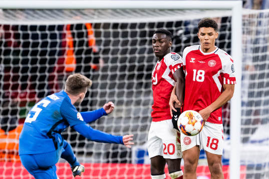 Arttu Hoskonen of Finland with a free kick against Mohamed