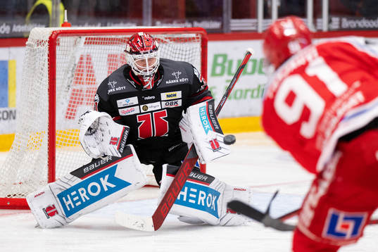 Timrås Magnus Pääjärvi och Örebros målvakt Jonas